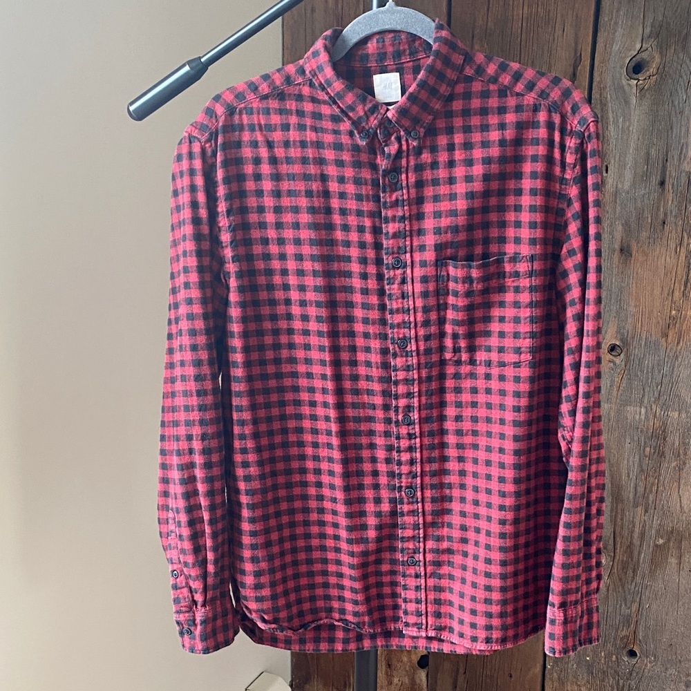 Men’s H&M Red and Black Checkered button up flannel Shirt 100% cotton Sz L